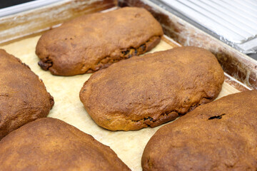 パティシエのキッチン、クリスマスの伝統菓子シュトーレンの仕込み