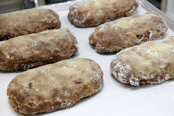 パティシエのキッチン、クリスマスの伝統菓子シュトーレンの仕込み