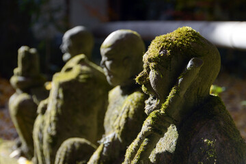 Obraz premium 赤山禅院 十六羅漢石像 京都市左京区