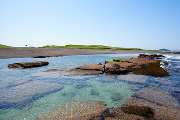 shoaling rock beach and clear water