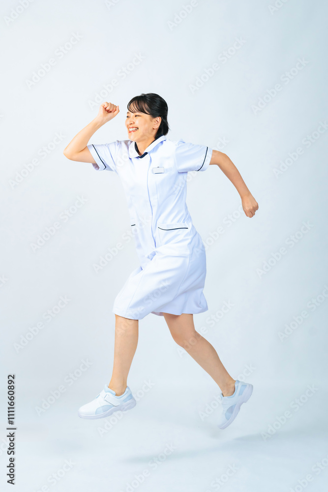 Aufkleber 看護師、ジャンプ、女性、ナース、医師、白衣、飛躍、救急、診察、診療、診断、訪問、外来、往診、クリニック、病院、元気、笑顔、ポジティブ、やる気、飛ぶ、躍動感、アクティブ、アクション、走る、挑戦、チャレンジ、成長、目標、資格、合格、研修、サポート、サービス、スタッフ、健康、ヘルスケア、健診、医療従事者、若い、20代、日本人、人材、切り抜き、白バック、全身、コピースペース、建築パース、添景素材、人物