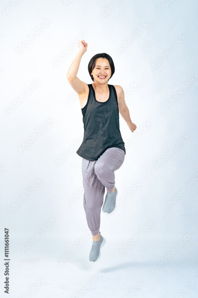 Aufkleber ジャンプ、ダイエット、女性、フィットネス、走る、ゴール、嬉しい、喜ぶ、成功、達成、ガッツポーズ、目標、元気、日本人、飛躍、挑戦、チャレンジ、トレーニング、スポーツ、エクササイズ、ウェア、減量、飛ぶ、躍動感、アクティブ、アクション、跳躍、バンザイ、入賞、受賞、勝利、勝つ、応援、アスリート、競争、試合、健康、ヘルスケア、楽しい、笑顔、優勝、ジム、幅跳び、切り抜き、白バック、全身、コピースペース、建築パ