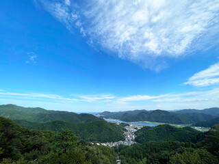Naklejka premium 青空の山頂から望む城崎の温泉街と山並み