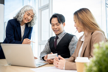 Fototapeta premium Executives are having a meeting with employees to discuss business planning in a conference room.