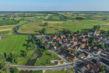 Ausblick auf Wittelshofen am Hesselberg in Mittelfranken an einem sonnigen Sommerabend