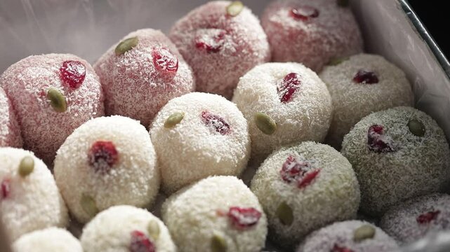 상자안에나란히놓여있는동그란쌀떡카메라이동(떡+경단+간식+음식+포장+잣+견과류+한국+전통)