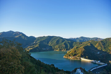 城峯公園展望台から見える下久保ダム（秋）アップ