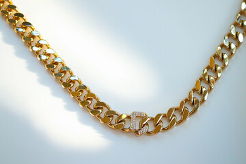 Obraz premium Beautiful gold chain with diamond-encrusted clasp on display