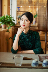 Cheongsam beauties drinking tea in teahouse