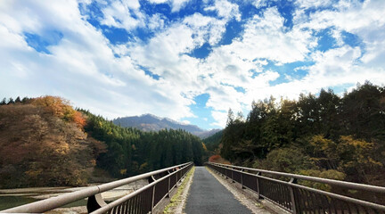 Obraz premium 秋の碓氷湖の夢のせ橋から見る風景秋の碓氷湖の夢のせ橋から見る風景秋の碓氷湖の夢のせ橋から見る風景秋の碓氷湖の夢のせ橋から見る風景秋の碓氷湖の夢のせ橋から見る風景