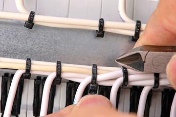 Obraz premium Combining electrical insulated wires with plastic ties.