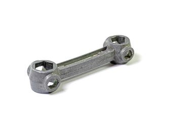 Knochenschlüssel für Fahrradreparatur vor weißem Hintergrund