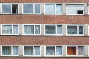 Fototapeta premium Fensterfront an einem monotonen Wohngebäude, Bremen, Deutschland
