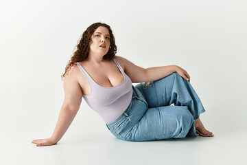 Obraz premium A confident woman showcases her style against a seamless background.