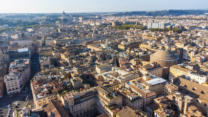 Visão aérea da cidade de Roma, com destaque para suas catedrais, igrejas e arquitetura clássica, evidenciando a beleza histórica e cultural da cidade eterna