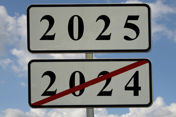 Concept de nouvelle année avec des panneaux sur fond de ciel avec des nuages