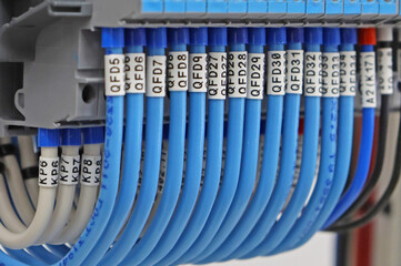 Marking of insulated mounting wires with tape.