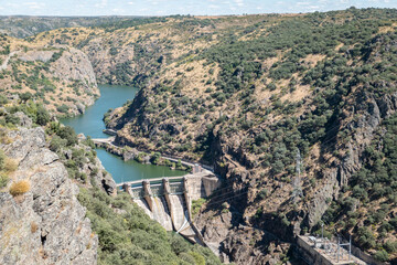 Vista deslumbrante da barragem de Castro a partir do miradouro de Penha das Torres em Miranda do Douro. Um marco impressionante da engenharia hidroelétrica em meio à natureza © LuIvDa
