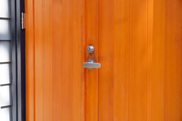 木製のドアに付けられたドアノブ