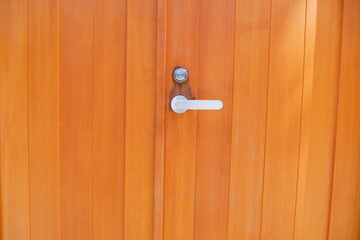 木製のドアに付けられたドアノブ