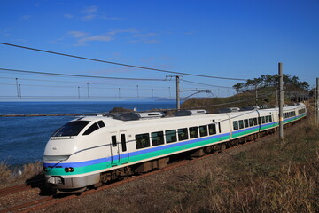 Naklejka premium 絶景の信越本線を駆け抜けるE653系(復刻上沼垂色)の特急しらゆき号_2024/12/2撮影