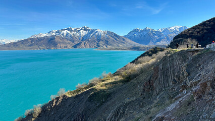 Obraz premium reservoir in the mountains with snowy peaks