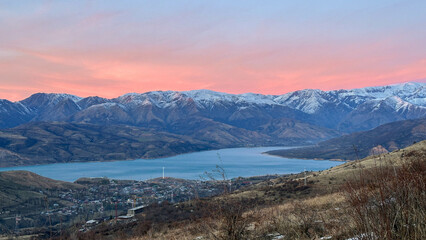 Obraz premium Snowy peaks mountains at the sunset