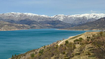 Obraz premium reservoir in the mountains with snowy peaks