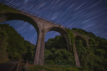 Fototapeta premium 栗木野橋梁（金剛野橋）と星空