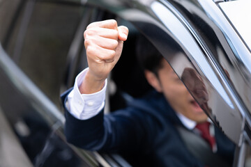 車を運転しながら怒る男性