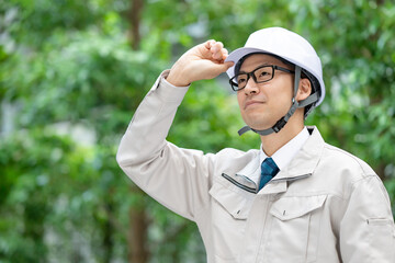 走る作業着の男性
