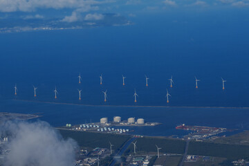 Obraz premium 飛行機からの洋上風力発電 石狩湾新港（港湾区域）