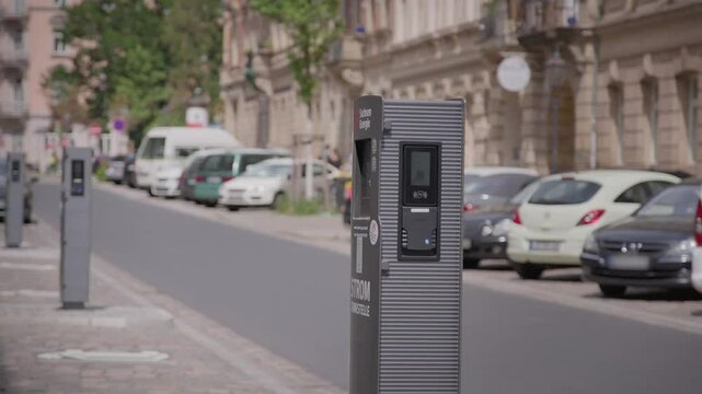 Elektrolades&auml;ule &ndash; Nachhaltige Ladeinfrastruktur f&uuml;r Elektroautos in urbaner Umgebung, ideal f&uuml;r umweltfreundliche Mobilit&auml;t und emissionsfreien Stadtverkehr, betrieben von Sachsen Energie