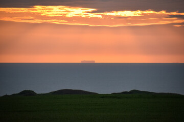 Bateau dans la lumière du couché de soleil sur la côte d'opale (France)