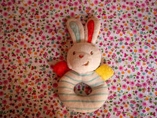 Juguete sobre fondo de estampado de flores