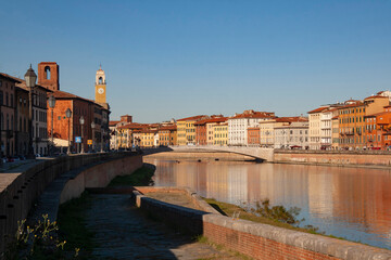 Italia, Toscana, Pisa, palazzi lungo il corso del fiume Arno.