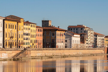 Italia, Toscana, Pisa, palazzi lungo il corso del fiume Arno.