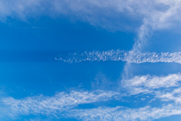 青空と飛行機雲