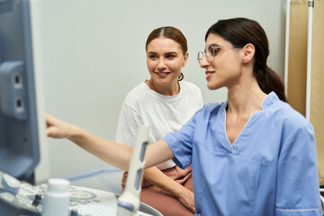 Obraz premium A skilled gynecologist performs a health checkup with a patient in a well-equipped clinic.