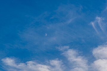青空と月