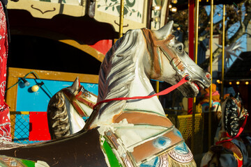 geschnitzt Holzpferde auf dem Karusell, laden Kinder ein im Kreisverkehr zu reiten.