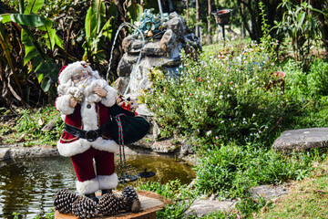 Pap&aacute; Noel, tambi&eacute;n conocido como Santa Claus, es un personaje legendario asociado a la Navidad, conocido por entregar regalos a los ni&ntilde;os en la noche del 24 de diciembre. Su imagen moderna, con barba 