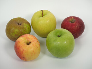 green and red apples