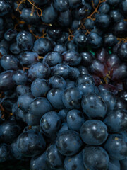 Um conjunto de uvas maduras, frescas, quadro cheio. Fundo de comida.