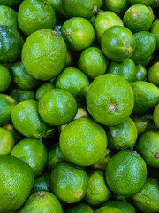 Um conjunto de limões maduros, juntos, expostos para venda.