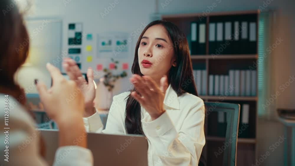 Poster Businesswoman gesturing and speaking with a colleague in an office setting. The two engage in a discussion about business strategies and collaboration during a briefing