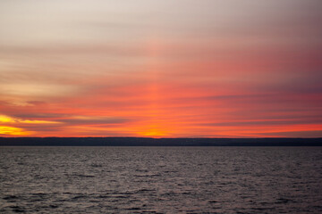 Fototapeta premium a sunset with clouds and a sunset on the horizon.