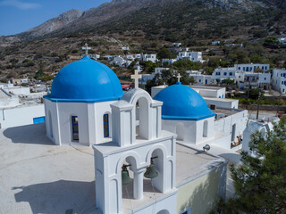 Dorfkirche zwischen den weiß getünchten Häuser im Bergdorf Lagada, Amorgos, Kykladen, Griechenland, Europa