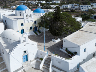 Dorfkirche und Kapelle zwischen den weiß getünchten Häuser im Bergdorf Lagada, Amorgos, Kykladen, Griechenland, Europa