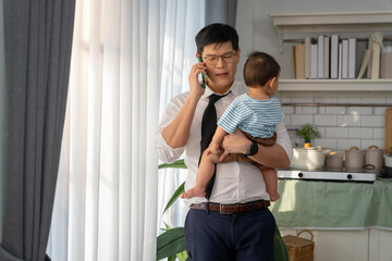 Obraz premium Asian baby and families who have to work while raising children at home